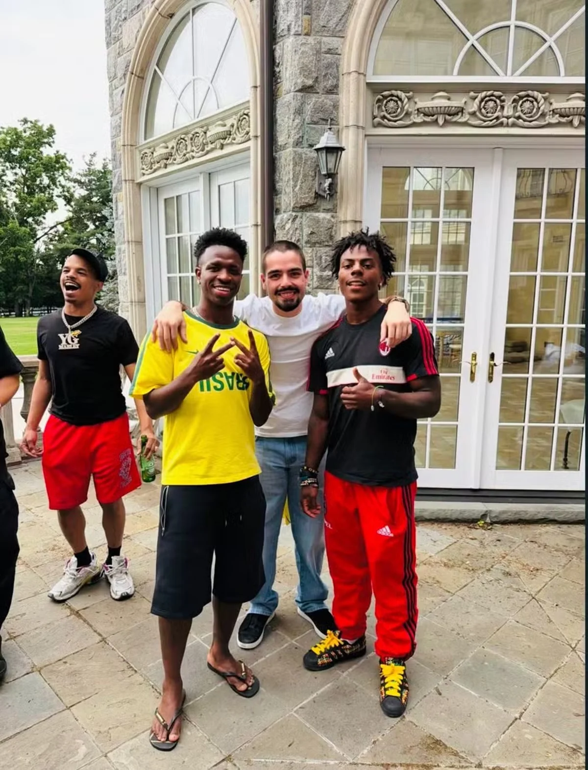 Vini Jr. e os amigos na mansão alugada pelo craque em Nova Jersey Vini Jr. e os amigos na mansão alugada pelo craque em Nova Jersey