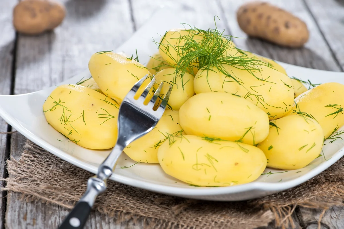 A nutricionista indica comer a batata cozida ou assada com casca A nutricionista indica comer a batata cozida ou assada com casca