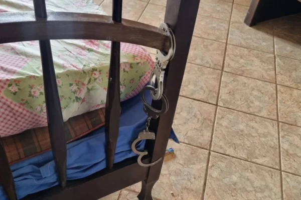 Imagem mostra algema em cabeceira de cama - Metrópoles