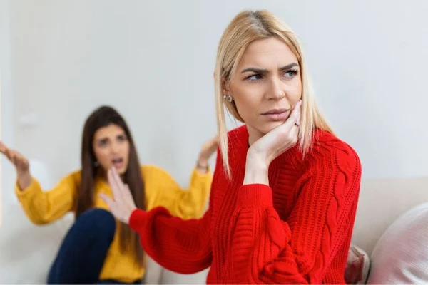 duas mulheres discutindo sendo indesejável uma com a outra