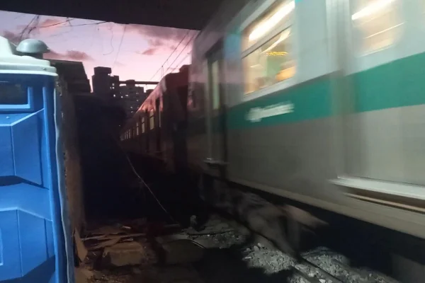 Imagem colorida de trem em movimento na linha 8-Diamante. Metrópoles