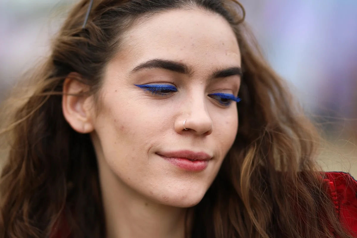Make de Copa no dia a dia: como usar verde e azul com elegância e sem exageros