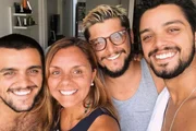 Felipe Simas Bruno Gissoni e Rodrigo Simas com a mãe Ana Paula Sang Felipe Simas Bruno Gissoni e Rodrigo Simas com a mãe Ana Paula Sang