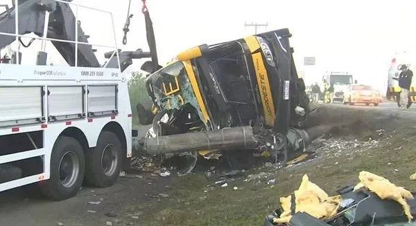 imagem colorida acidente com onibus de turismo deixa um morto em imbituba sc