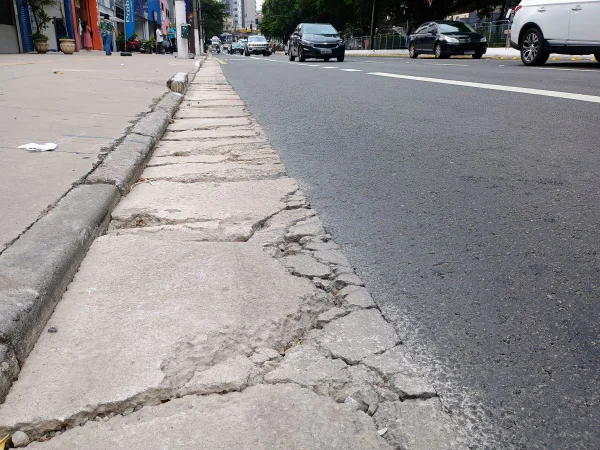 Imagem mostra concreto rachado em sarjeta - Metrópoles