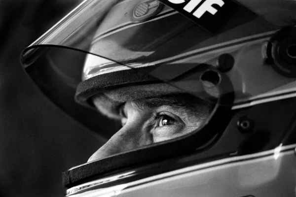 Foto colorida de Ayrton Senna, em 1994 - Metrópoles
