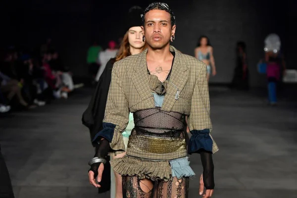 Na imagem com cor, foto do desfile da Casa de Criadores - metrópoles