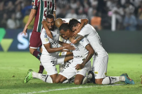 Fluminense vira em dois minutos, mas Santos arranca empate na Vila