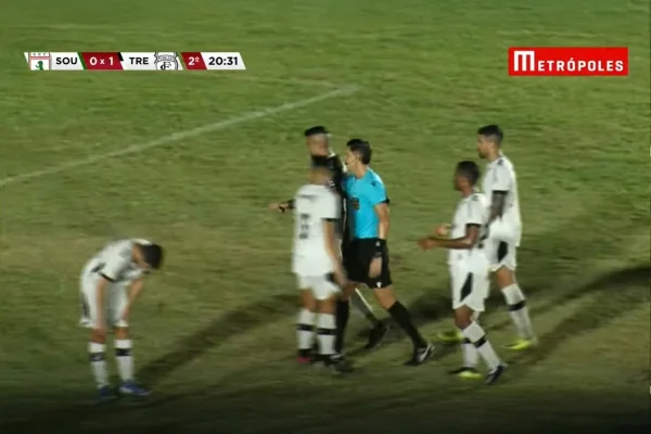 Jogadores do Treze reclamam com juiz na Série D
