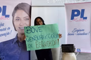 Em evento do PL Mulher Nacional realizado em Guarulhos (SP), no sábado (5/7), participantes levantaram cartazes nos quais pediam uma declaração de Michelle Bolsonaro sobre o caso Cíntia Chagas e Lucas Bove