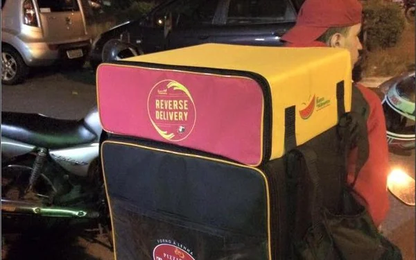 Delivery diferenciado busca alimentos em casa para levar para doação