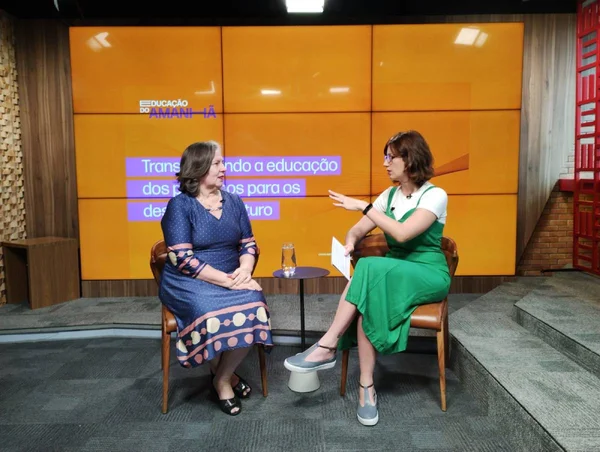 Fotografia colorida mostrando duas mulheres, sendo uma jornalista entrevistando a outra-Metrópoles