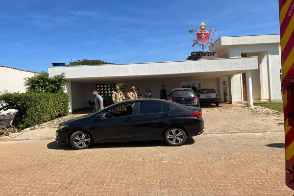 Criança fica em estado grave após 5 minutos submersa em piscina