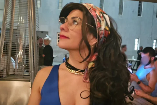 Mulher branca de cablos longos e roupa decotada azul - Metrópoles