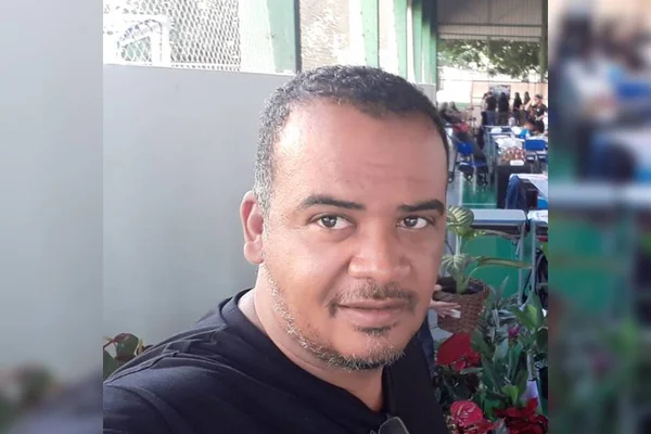 Selfie de homem com camiseta preta