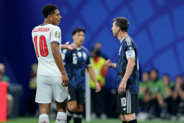 “Discutindo uma falta”, revela Bellingham sobre discussão com Messi