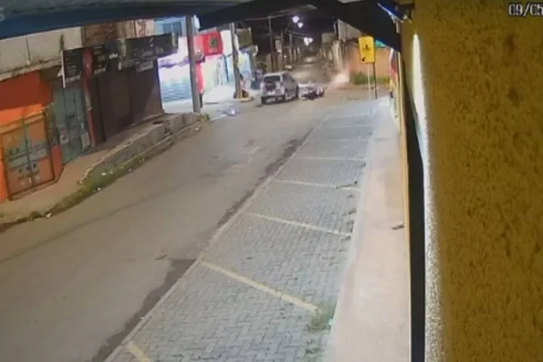 Vídeo: homem atropela motociclista de propósito após pensar que foi traído