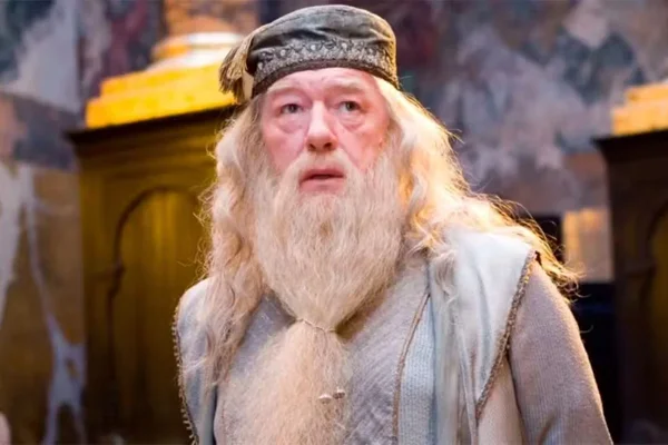 Foto colorida de Michael Gambon - Metrópoles