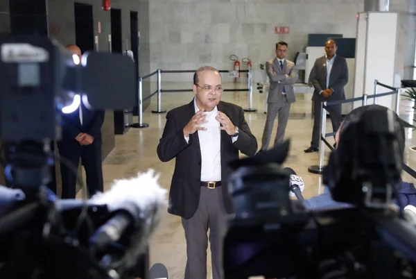 Em encontro, Bolsonaro e Ibaneis tratam da reabertura de escolas cívico-militares no DF