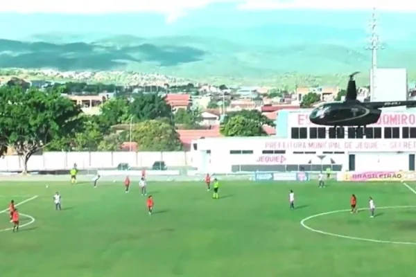 Foto colorida de um helicóptero em um estádio durante jogo do Brasileirão Feminino - Metrópoles