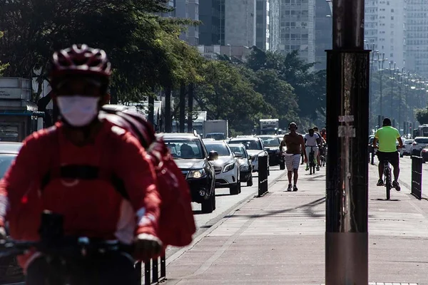 Pessoas e carros na avenida paulista