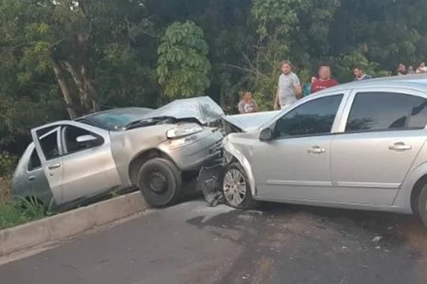 Homem provoca acidente, cheira cocaína na frente da polícia e é preso