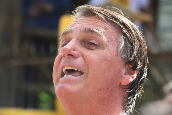 O presidente Jair Bolsonaro (PL), acompanhado pelo filho Flávio Bolsonaro, na cidade de Eldorado, interior de São Paulo, nesta manhã de sábado, 22. A mãe do presidente, Olinda Bonturi Bolsonaro, de 94 anos, faleceu na madrugada de sexta-feira (21). O Presidente cancelou viagem à Guiana e voltou ao Brasil para o enterro. Foto: Fábio Vieira/Metrópoles