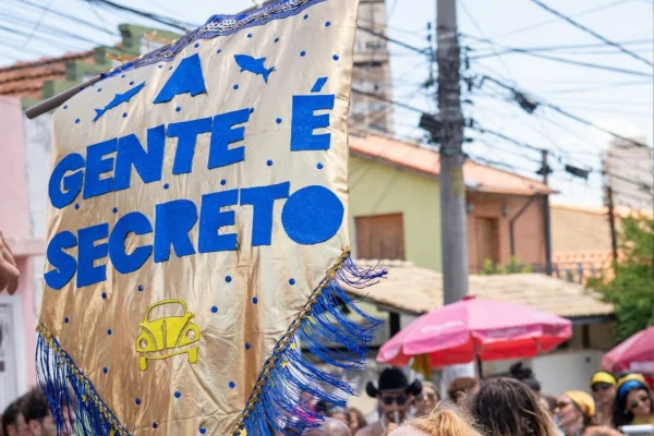 Cinema e Carnaval: blocos e foliões celebram O Agente Secreto