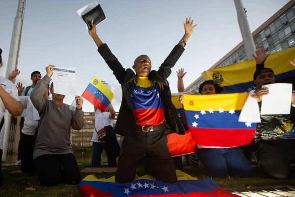 Imagem colorida de venezuelanos durante protesto contra o governo do presidente Nicolás Maduro e a fraude nas eleições, em frente ao palácio do Itamaraty em Brasilia