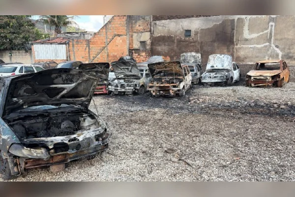 carros incendiados Itaúna