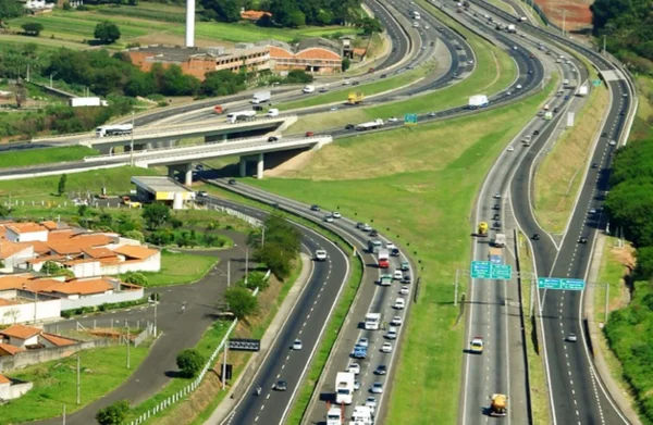 Imagem mostra a Anhanguera, uma das rodovias de São Paulo com mais acidentes - Metrópoles