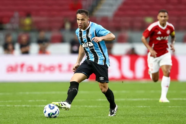 Foto colorida de Grêmio e Inter - Metrópoles
