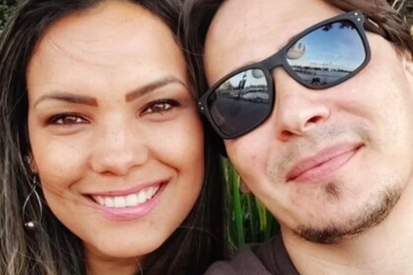 Heloísa Rosa e o marido, Marcus Grubert posam juntos e sorridentes - Metrópoles
