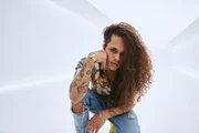 “A ideia de gravar o clipe em casa surgiu por causa da quarentena, da eu liguei para os meus empresários e falei que iria gravar o clipe em casa com o celular", conta o rapaz