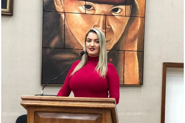 Imagem colorida mostra a vereadora Aline Santos, de Embu das Artes - Metrópoles