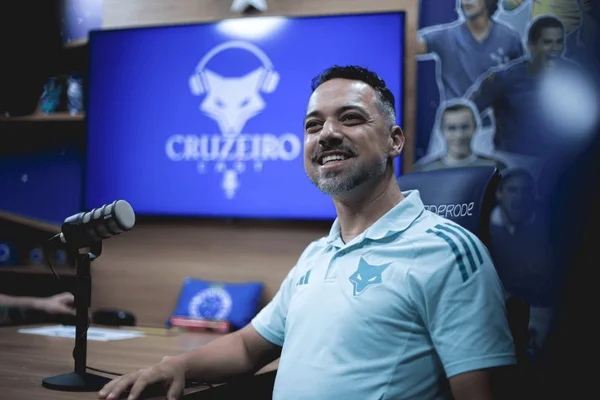 Jonas Urias - técnico do Cruzeiro Feminino