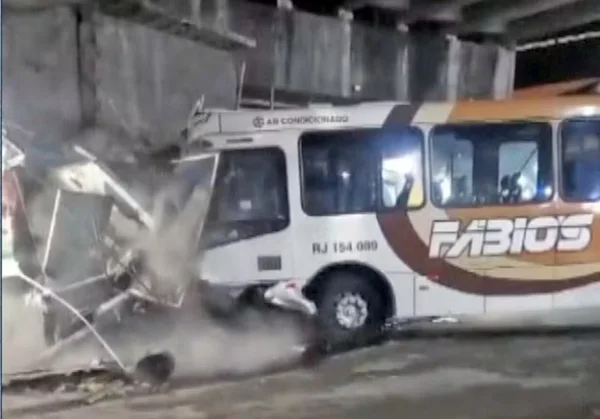 imagem colorida onibus desgovernado rj