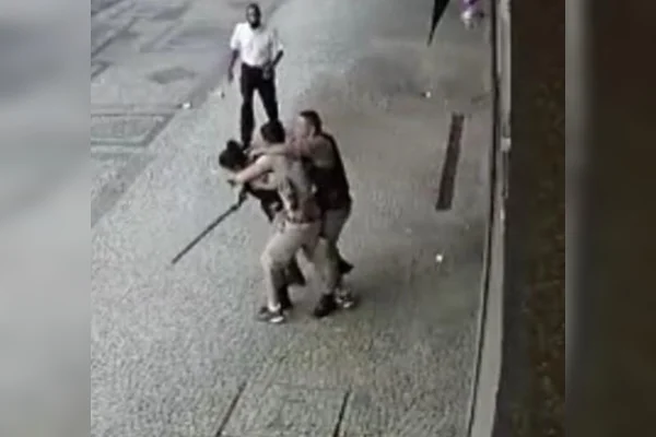 Vídeo: lutador de jiu-jitsu se recusa a pagar passagem e ataca PMs