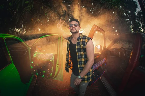 Israel Novaes lança hit e estreia nova fase musical em Brasília