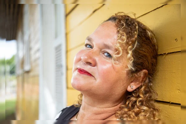 Aos 41 anos, ela se tornou uma voz na literatura e atua como defensora da valorização dos catadores de materiais recicláveis