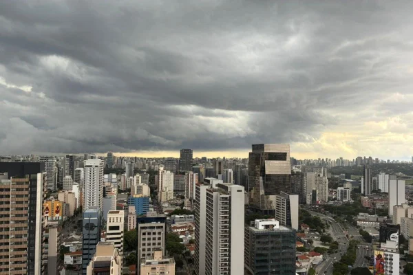 Imagem colorida mostra chuva e temporal em SP. Metrópoles