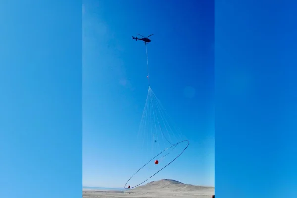 Imagem colorida de helicóptero sobrevoando lago salgado nos EUA - Metrópoles