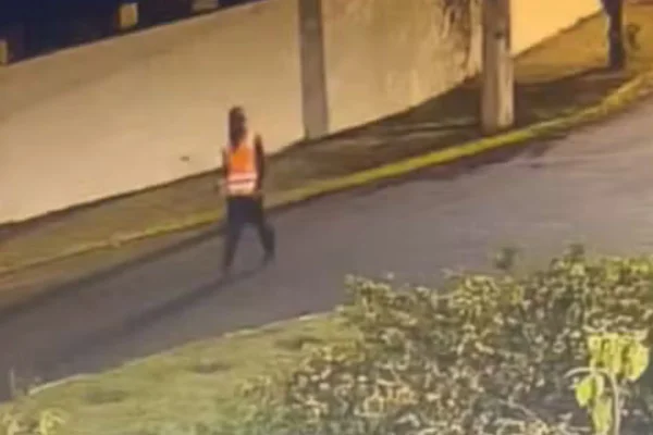 Durante abordagem, o suspeito teria batido na cabeça de um dos policiais e tentado pegar o teaser de outro. Ele foi baleado e morto no local - Metrópoles