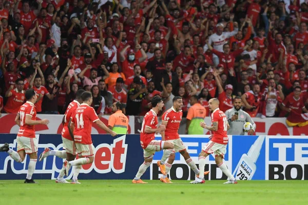 Na estreia de Mano Menezes, Internacional vence Fluminense no Maracanã