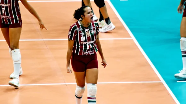 Grávida de 5 meses, jogadora de vôlei é destaque do Fluminense