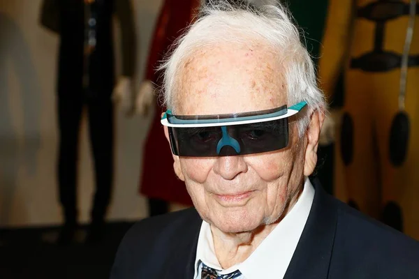 Estilista Pierre Cardin usando óculos escuros