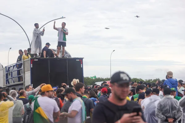 Imagem colorida de discurso do deputado federal Nikolas Ferreira (PL-MG) na Praça do Cruzeiro ao final da "Caminhada da Liberdade"