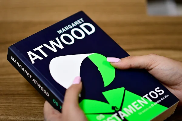 Imagem colorida mostra a capa do livro Os Testamentos, escrito por Margaret Atwood (Ed. Rocco) - Metrópoles