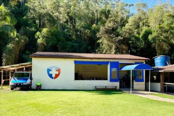 Imagem colorida mostra fachada de clínica de reabilitação no interior de SP