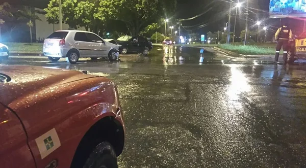 No Lago Norte, mulher sem CNH bate carro e recusa fazer bafômetro